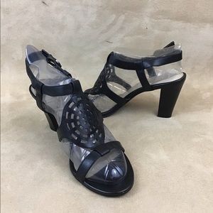 3/$20 Tahari size 7.5 black leather upper Kendra